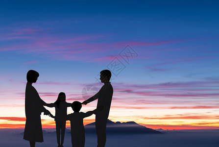 家人海边度假夕阳下的家庭剪影设计图片