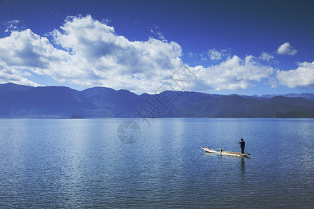 站在水中的人轻舟停泊在湖中背景