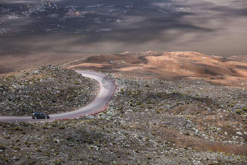 火山上的公路图片