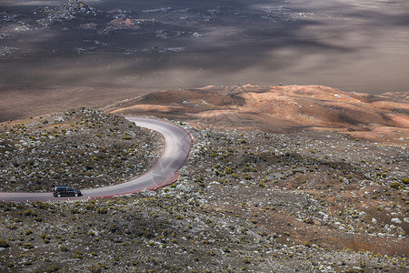 火山上的公路背景图片