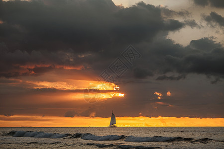 夕阳下的帆船和大海图片