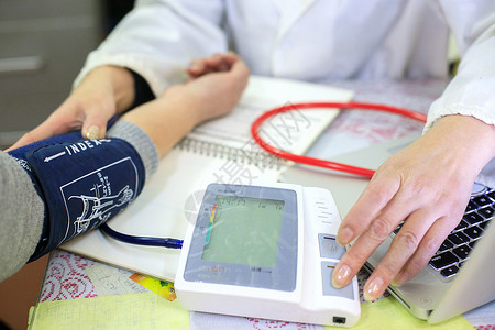 压接连器医疗服务中的量血压背景