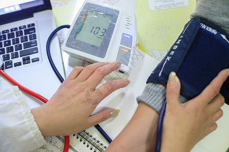 医疗服务中的量血压高清图片