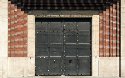 铜墙铁壁牢固的监狱大门背景
