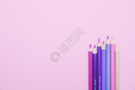  粉色系的彩色铅笔背景图片
