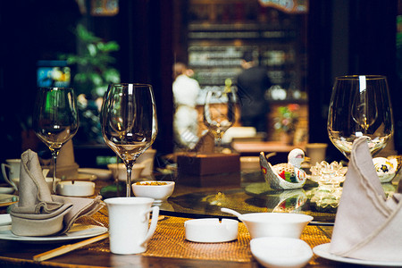 华美达酒店餐桌上的红酒杯背景