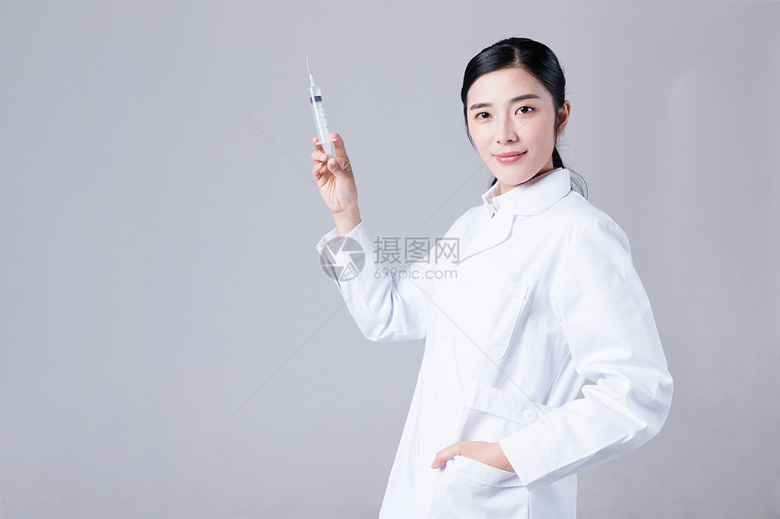年轻女医生手拿针管图片