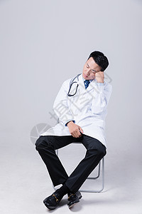 坐在椅子上疲惫的医生图片