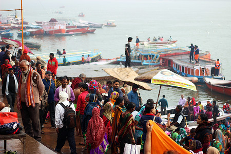 印度著名旅游景点恒河沐浴背景图片