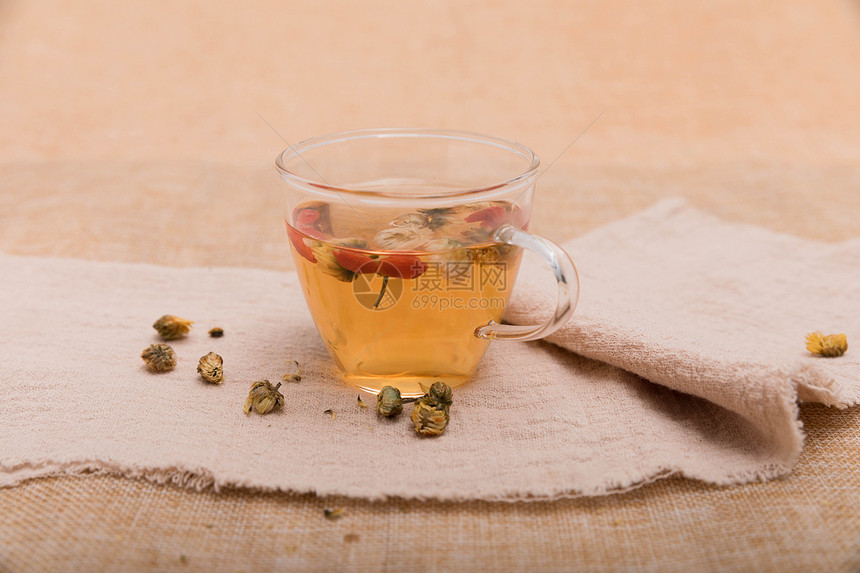 透明玻璃杯菊花枸杞养生茶图片