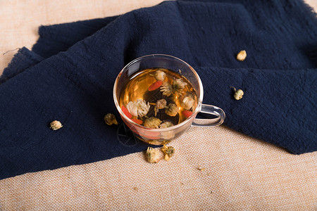 黄蓝桌布上的菊花枸杞养生茶图片