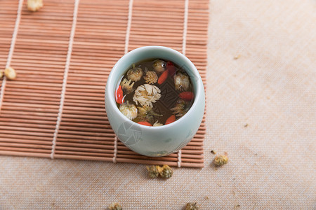 竹编上的菊花枸杞茶高清图片