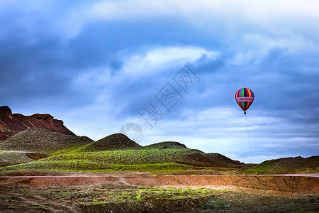 张掖丹霞地貌上的热气球高清图片