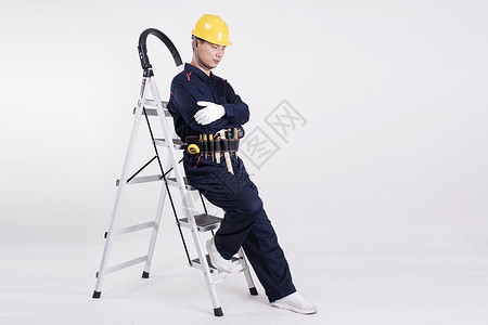 累到的男人工人倚着梯子休息底图背景