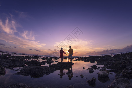 浓抹一生人夕阳晚霞下的情侣背景