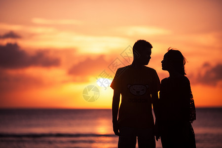 夕阳晚霞下的情侣背景图片