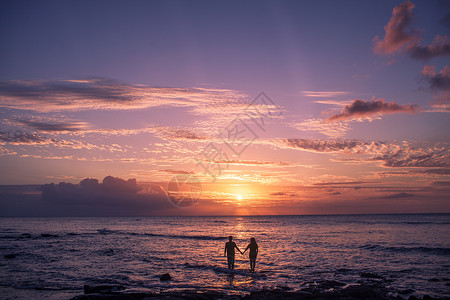 海洋摄影夕阳晚霞下的情侣背景