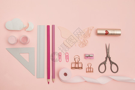粉色背景上的文具图片