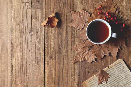 咖啡木桌咖啡秋天树叶背景