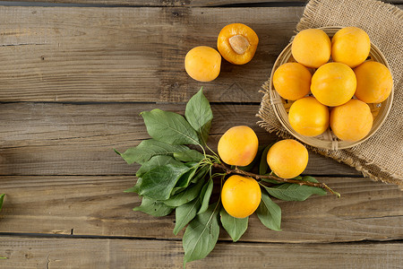 木板上的杏子背景图片