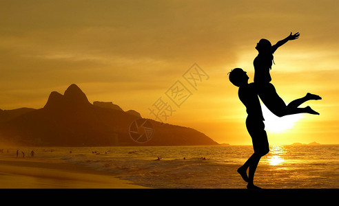 女人海边玩耍情侣海边剪影设计图片