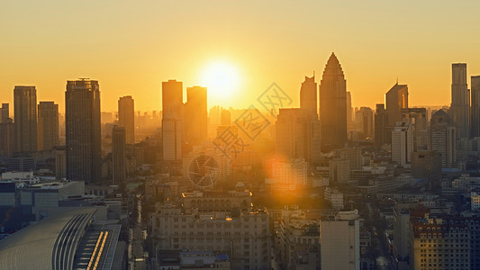 一簇金色斜光线城市日出背景