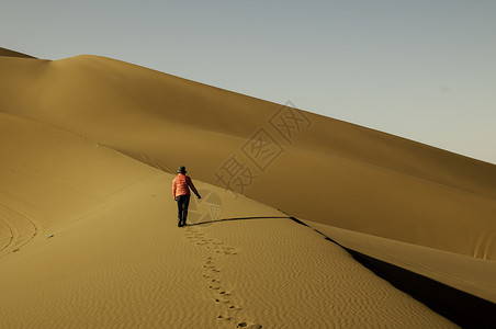 干涸风景新疆沙漠徒步行走的人背景