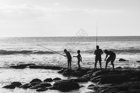 海边四个孩子的钓鱼背景图片