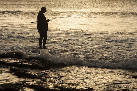 海边钓鱼人的剪影高清图片