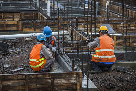 施工建造工地上工人在施工背景