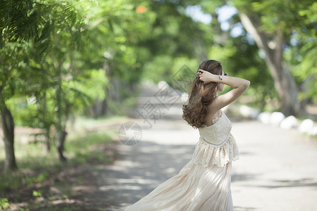 美女在森林阳光小道头高清图片