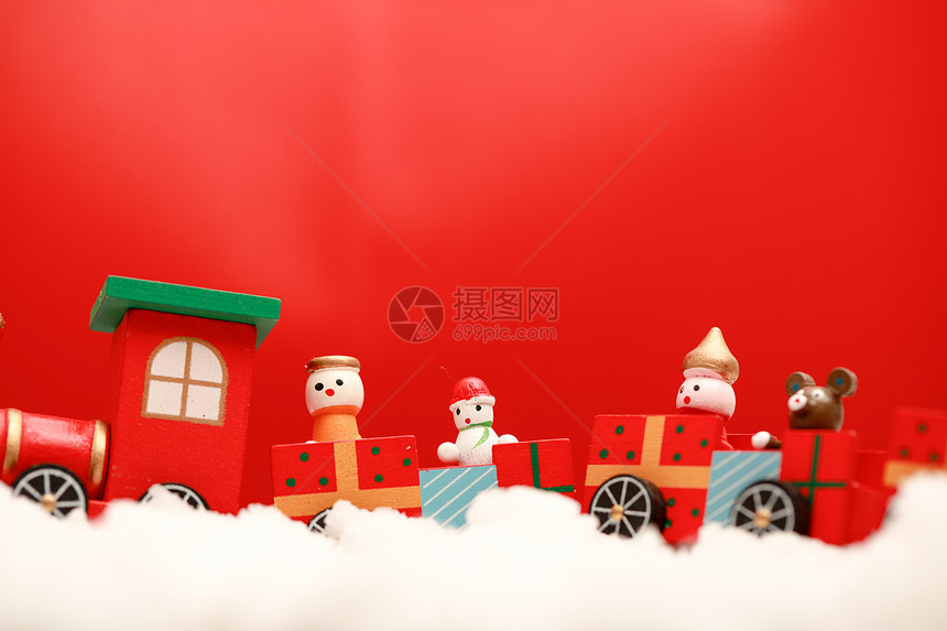 圣诞雪地里的玩具火车图片