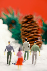 卡通滑雪圣诞装置雪地里小人和大松果背景