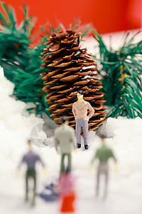 卡通松树松果圣诞装置雪地里小人和大松果背景
