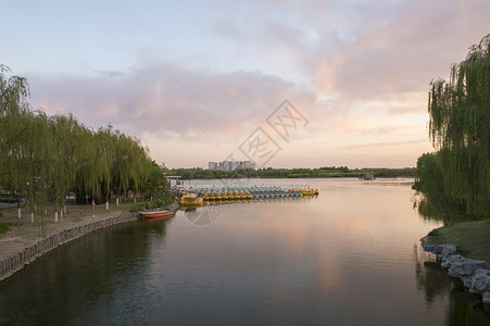 运河公园城市中的公园湖泊背景