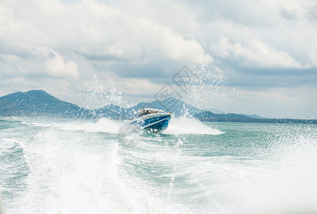 冲浪摩托艇在海中飞驰的游艇背景