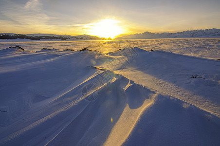 新疆冬日日落雪景图片