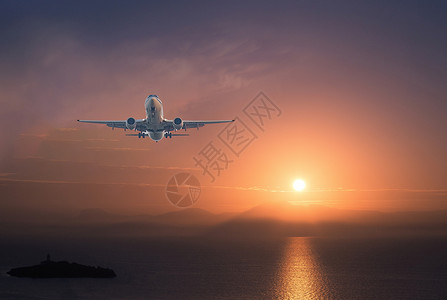 经济舱夕阳下的运输机设计图片