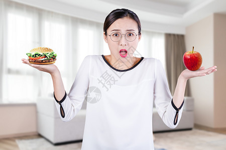 吃汉堡的女人健康饮食设计图片
