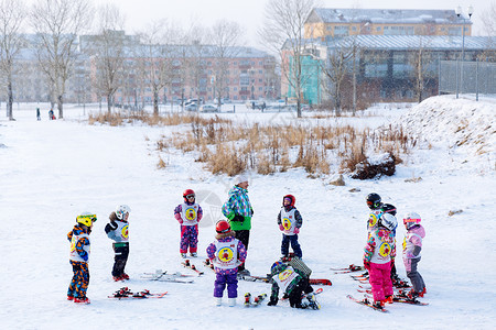 小孩强壮冬天一群滑雪的小朋友背景