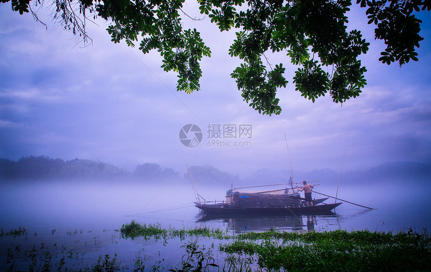 浙江旅游风景区瓯江上的渔船图片