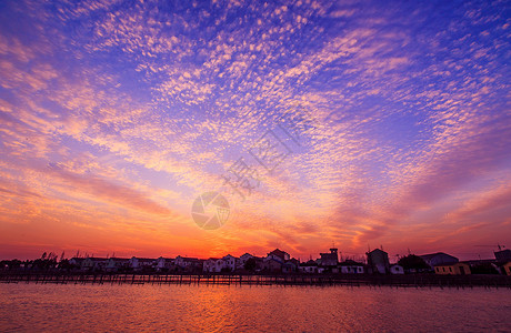 阳光下的湖面夕阳下的江南水乡村庄背景