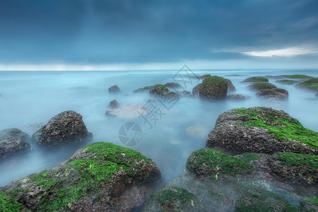 阴天海边梦幻礁石背景