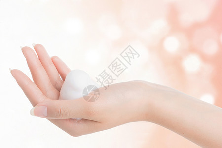 手部护理手女性手上的润肤霜图片高清图片