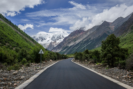 西藏高原群山中的公路图片