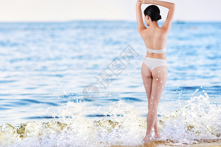 女孩在海边休息海边度假的美女设计图片