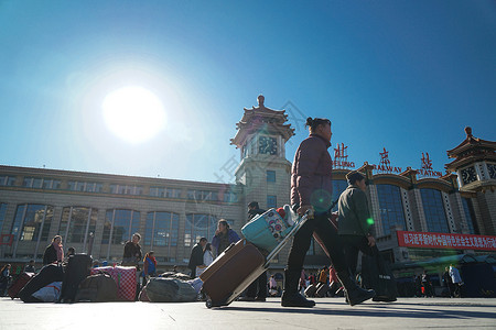 铁路车票北京站坐火车回家的人背景
