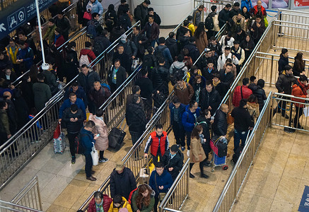 地铁早高峰北京南站赶火车的人们背景