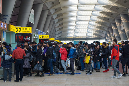 北京春节北京南站赶火车的人们背景