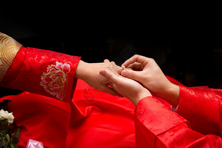 红色婚庆名片新郎给新娘佩戴戒指背景